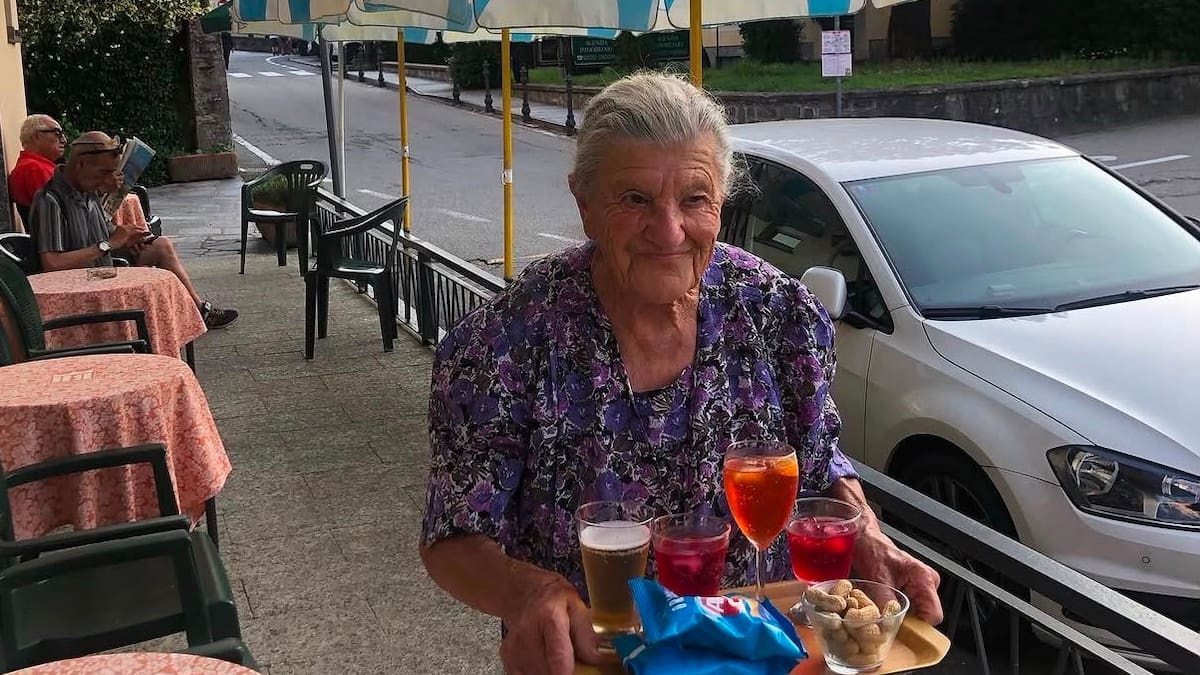 Tiene 101 años, trabaja en su propio bar y compartió el hábito que la mantiene saludable: así es la vida de Anna Possi