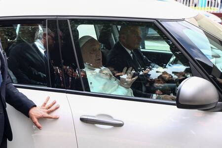 Saludo del papa Francisco. Foto: REUTERS/Guglielmo Mangiapane