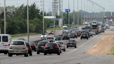 Fin de semana extra largo: miles de autos por hora en el peaje de Hudson y millones de turistas en todo el país
