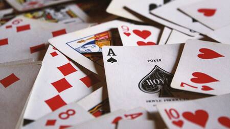 El solitario puede jugarse con naipes españoles o desde alguna aplicación para celular. Foto: Unsplash.