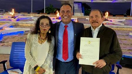 Daniel Capitanich, embajador argentino en Managua, con Daniel Ortega y su esposa Rosario Murillo