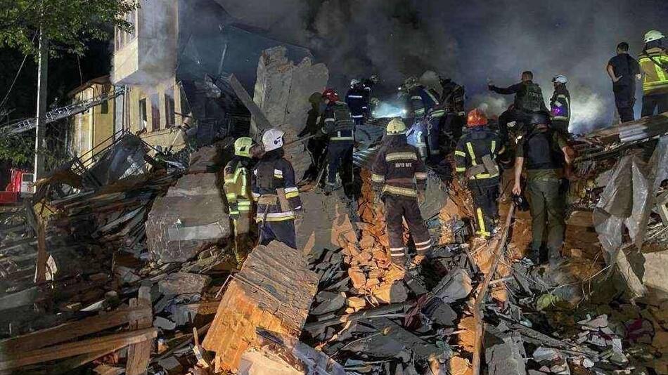 Rescatistas ucranianos tras ataque ruso. 17 de Agosto 2022. Reuters
