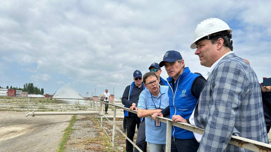 Rafael Grossi en la planta nuclear de Zaporiyia. Foto: Reuters