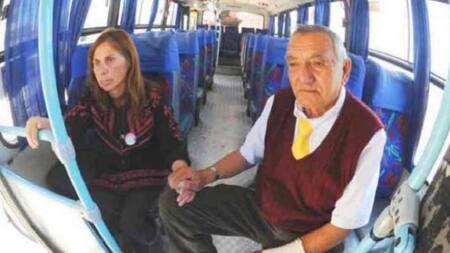 Chofer lleva a su mujer con Alzheimer en el colectivo porque nadie puede cuidarla