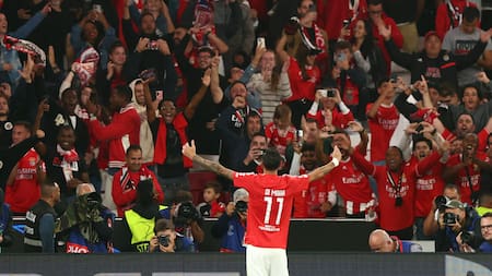 Di María con la camiseta del Benfica y celebrando de cara a la gente. Foto: Reuters.