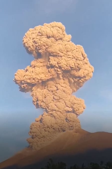El volcán Kanlaon de Filipinas en plena erupción. Foto: captura de video.