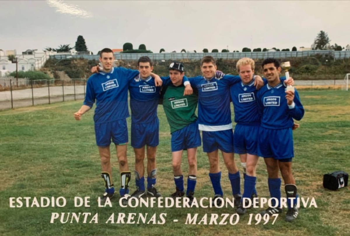Martyn Gilson-Clarke (segundo desde la izquierda), en una gira por Chile con su equipo malvinense. Foto: NA/Liga de la Islas Malvinas