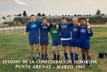 Martyn Gilson-Clarke (segundo desde la izquierda), en una gira por Chile con su equipo malvinense. Foto: NA/Liga de la Islas Malvinas