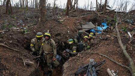 Tropas de Ucrania en las trincheras del frente de batalla. Foto: Reuters.