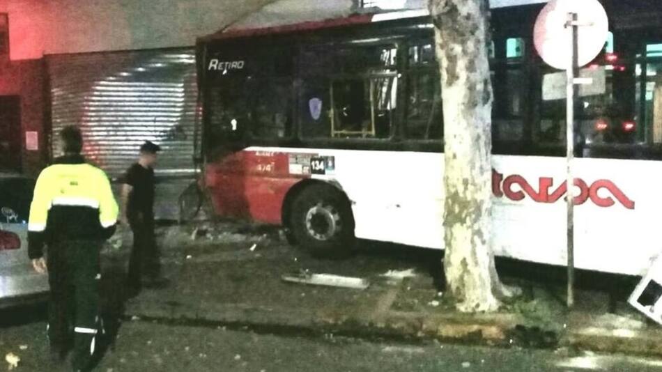 Choque de colectivos en Parque Patricios. Foto: https://twitter.com/EmergenciasBA