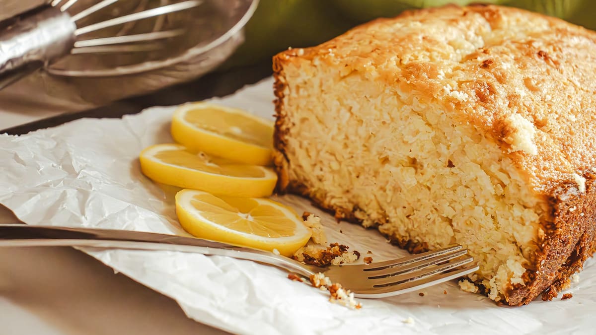 Un delicioso bizcochuelo de naranja que tiene pocas calorías y es perfecto para acompañar el mate o el café.