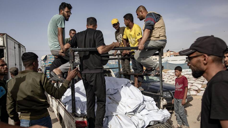 Civiles de Gaza llevan cuerpos en una camioneta tras ataque israelí. Foto: EFE.