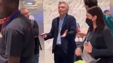 Macri enojado porque le perdieron la valija. Foto: captura.
