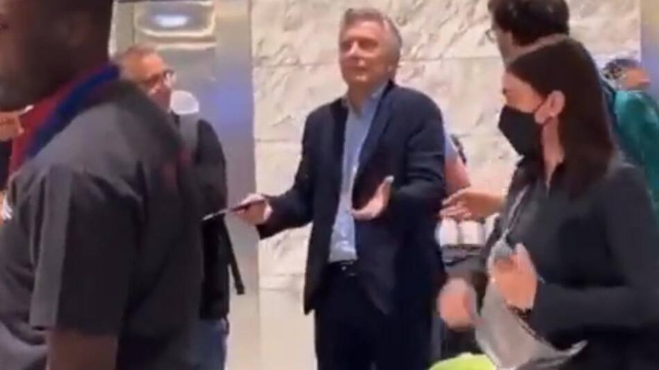 Macri enojado porque le perdieron la valija. Foto: captura.