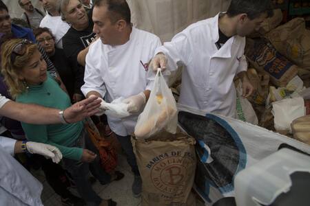 Panazo - Panaderos bonaerenses reparten 5 mil kilos de pan en la Plaza de los Dos Congresos (NA)