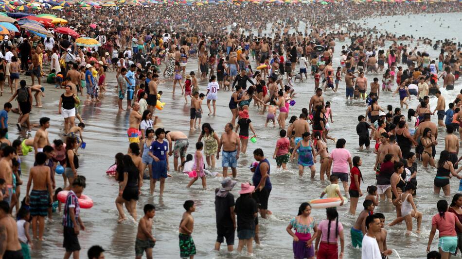 Playas abarrotadas por las altas temperaturas. Foto: Reuters