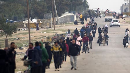 Desplazados huyen de los ataques israelíes. Foto: EFE.