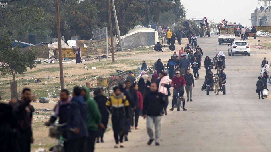 Desplazados huyen de los ataques israelíes. Foto: EFE.