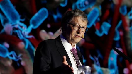 Bill Gates y tarro con excremento (Reuters)