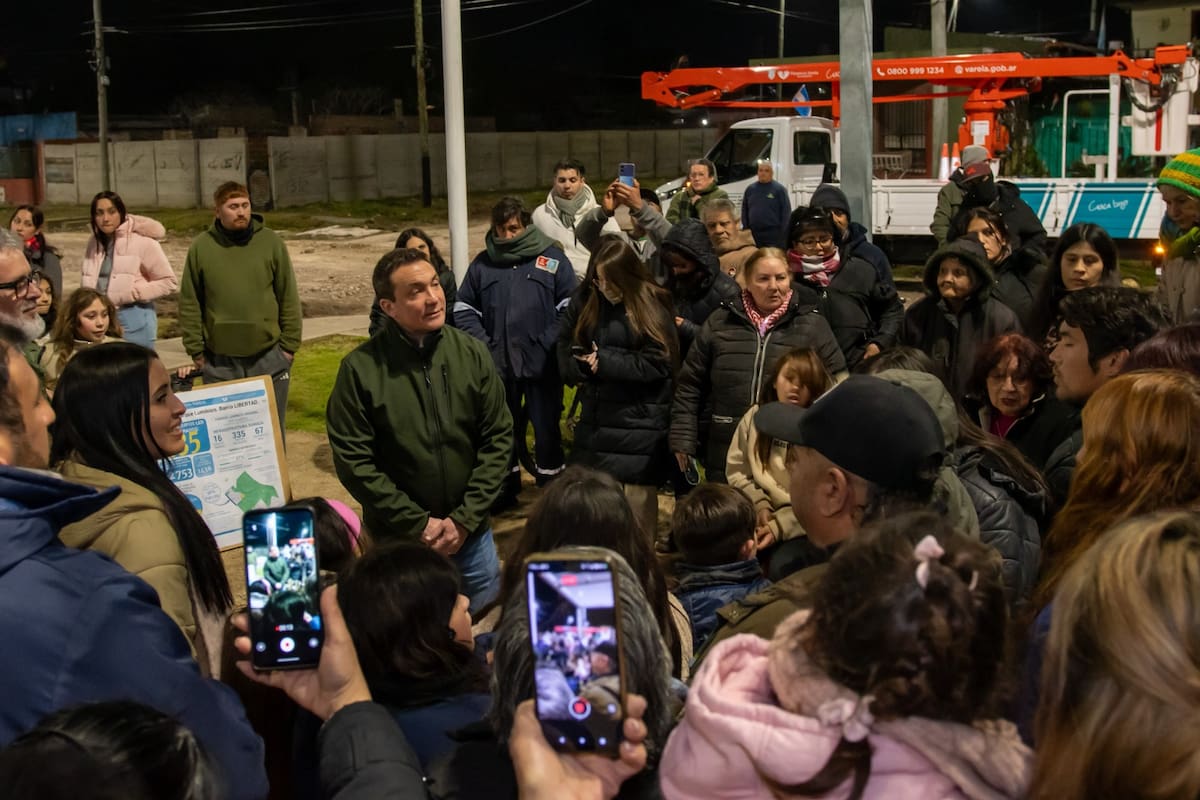 El Alcalde describió “una intervención con 335 artefactos nuevos más 16 columnas colocadas; además, contempló tareas hidráulicas y viales en el área junto con la puesta en valor de la plaza”.