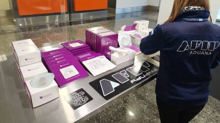 Procedimiento por prótesis mamarias irregulares. Foto: Aduana.