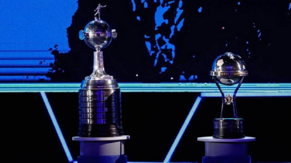 Los trofeos de la Copa Libertadores y la Sudamericana. Foto: NA.