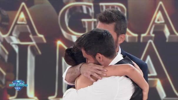 El abrazo inesperado de Flor Vigna y Nico Occhiato en Showmatch