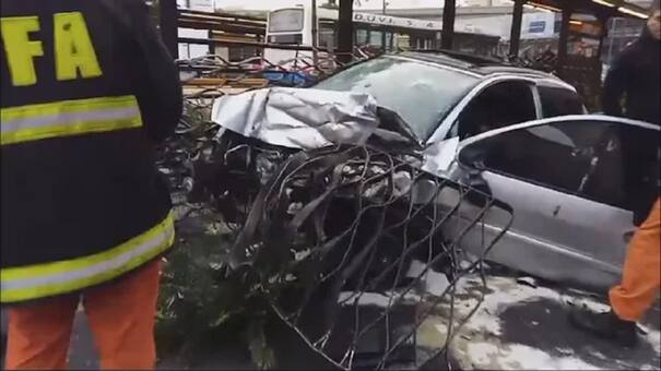 Un joven perdió el control de su auto y chocó contra el Metrobús en San Telmo: había botellas de alcohol en su vehículo