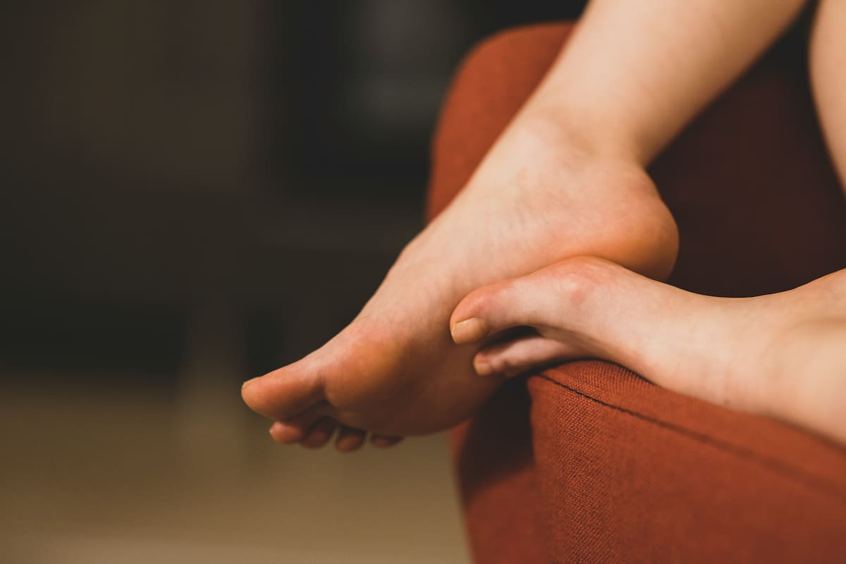 Par de pies en un sillón .