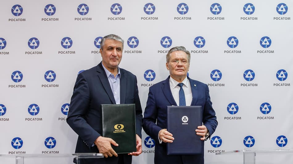 El director general de la agencia nuclear rusa Rosatom, Alexéi Lijachov (d), recibió este miércoles en Moscú al vicepresidente del país y presidente de la Organización de Energía Atómica de Irán, Mohammad Eslami.