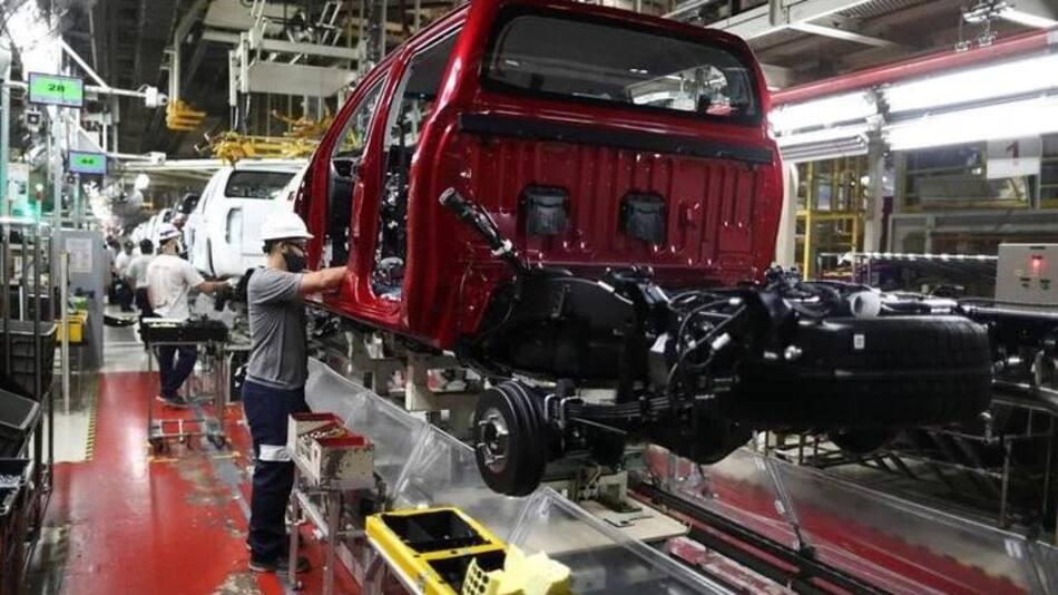 Trabajadores en la planta de ensamblaje de Toyota. Foto: Reuters.