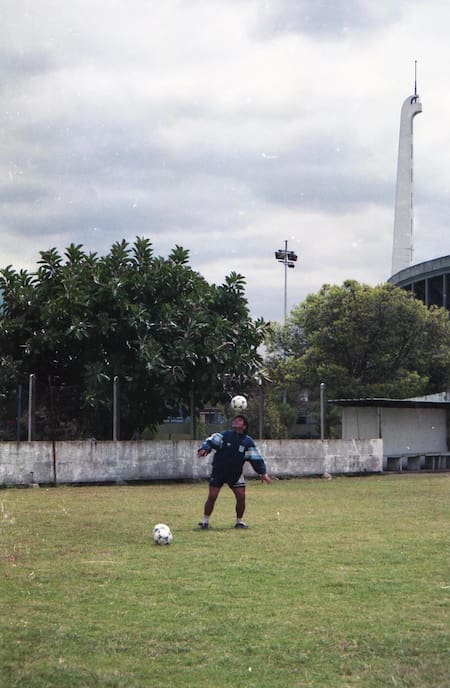 Diego Maradona con indumentaria de Racing 3. Foto: Daniela DAdamo.