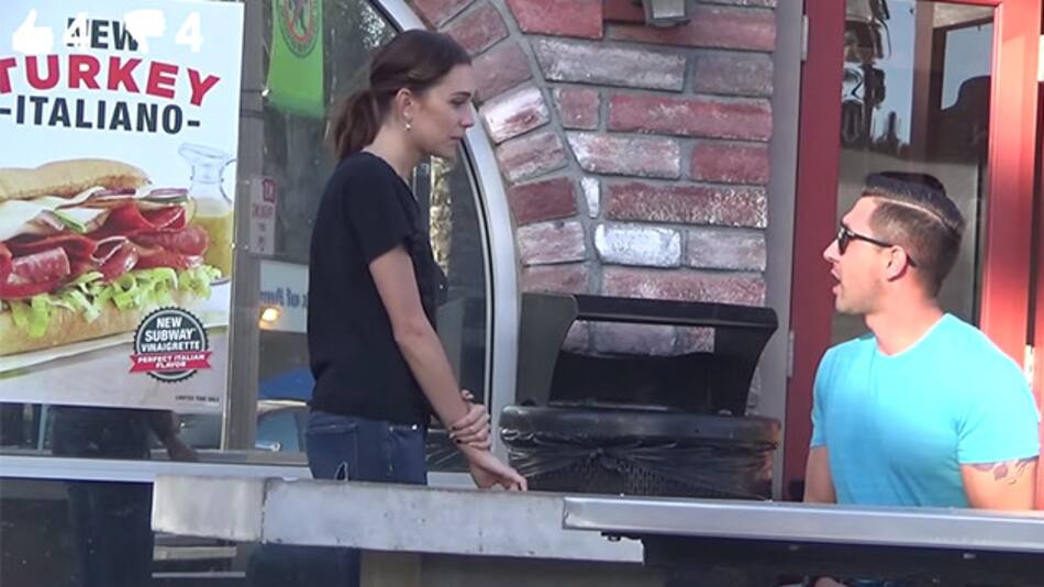 Joven le pide sexo a desconocidos
