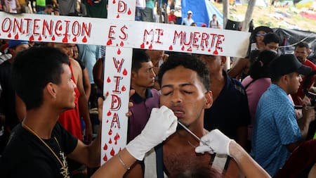 Los migrantes se cosieron los labios como muestra de reclamo. Foto: EFE.