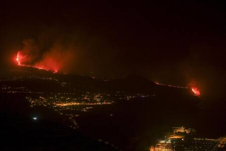 La lava comienza a invadir el mar, España, EFE