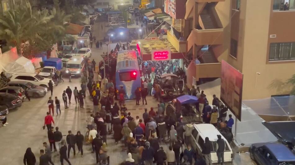 Evacuación de hospital Indonesio de Gaza. Foto: Reuters.