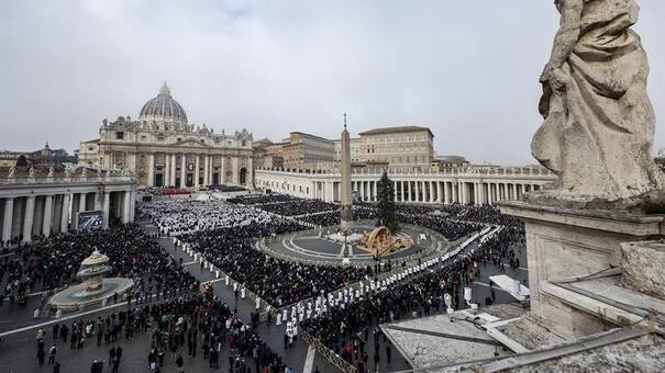El ataúd de Benedicto XVI fue trasladado a la cripta vaticana