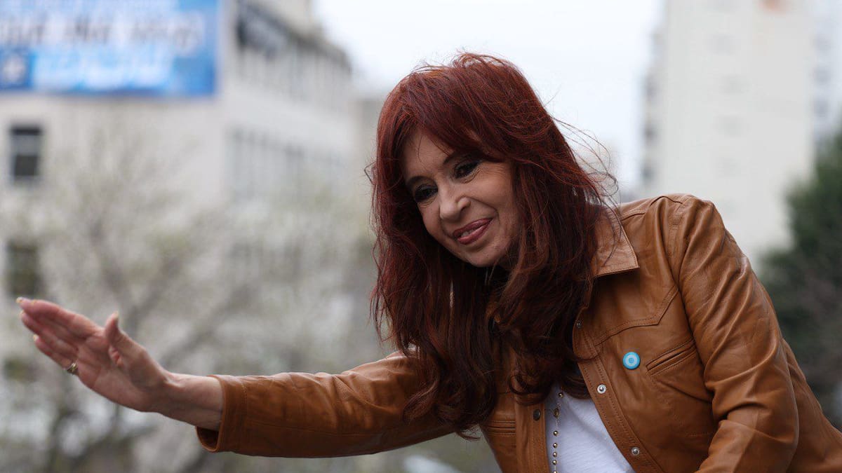 Cristina Kirchner en su casa de Constitución junto a la militancia.