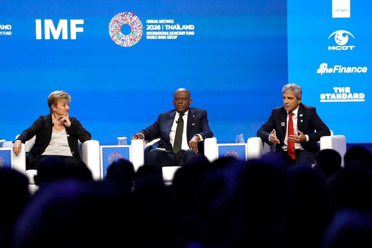 Luis Caputo junto a Kristalina Georgieva en la Asamblea del FMI en Tailandia.