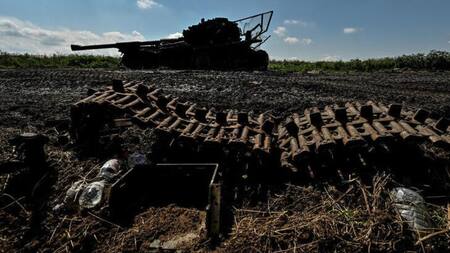 Tanque destruido en Novodarivka, una región de Zaporiyia. Foto: Reuters.