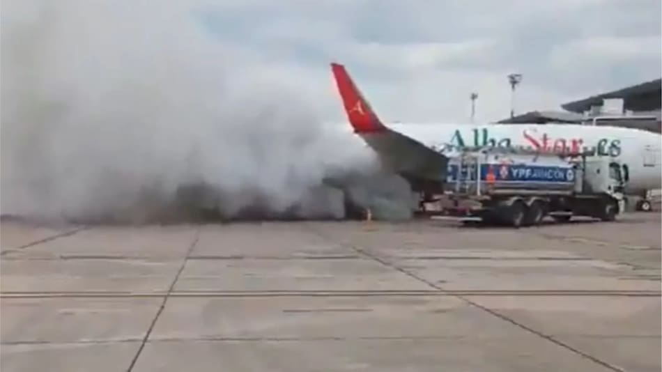 Avión de Flybondi en llamas. Foto: captura video
