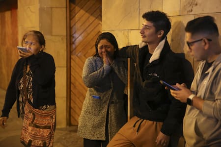 Seguidores del expresidente de Perú Alberto Fujimori reaccionan al enterarse de su muerte este miércoles, afuera de su residencia en Lima (Perú). EFE