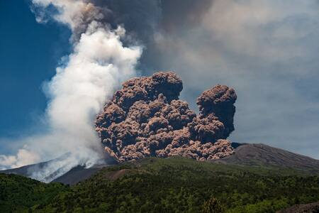 La nube de humo que causó la erupción del volcán Etna. Foto: Reuters (Marco Restivo)