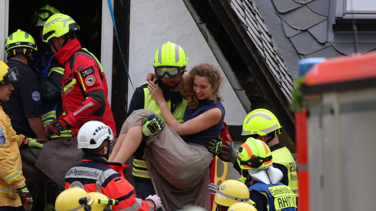 Los trabajos de los rescatistas ayudando a las víctimas. Foto: Reuters.