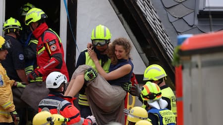 Los trabajos de los rescatistas ayudando a las víctimas. Foto: Reuters.