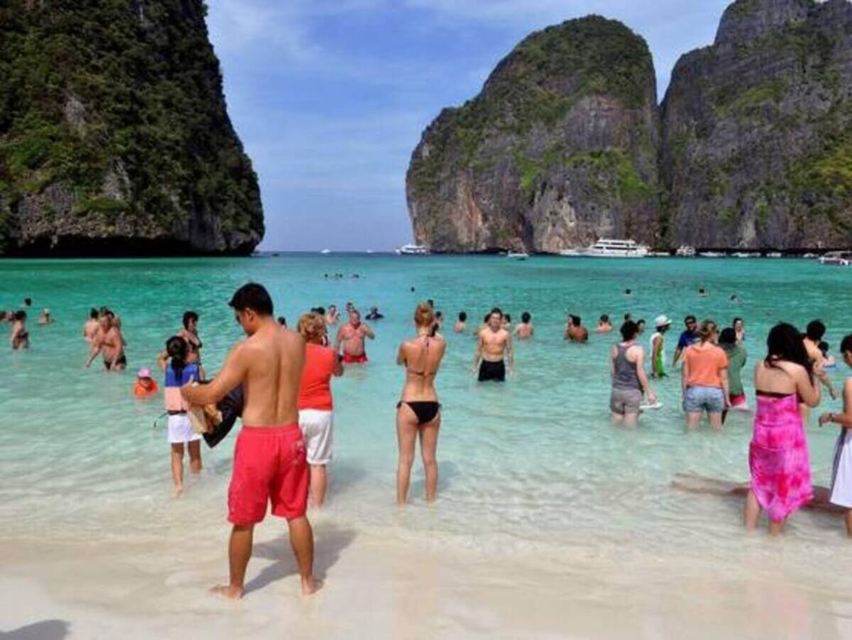 Tailandia abre los brazos a los turistas pero los multan si usan protectores solares dañinos para los corales