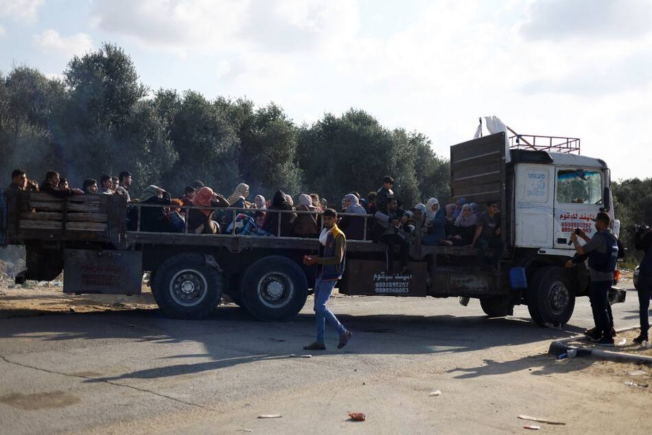 Un camión repleto de desplazados abandona Gaza. Foto: Reuters.