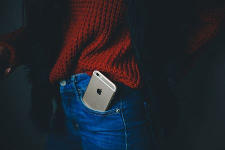 Guardar el celular en el pantalón puede desteñir la funda. Foto: Unspash