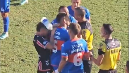 Agresión a Fernando Brandán en el Tigre - Chacarita por Copa Argentina. Foto: Captura de video.