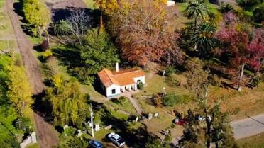 Senderos entre bosques, colores vibrantes y naturaleza deslumbrante: el pueblo mágico y ecológico que enamora en Buenos Aires